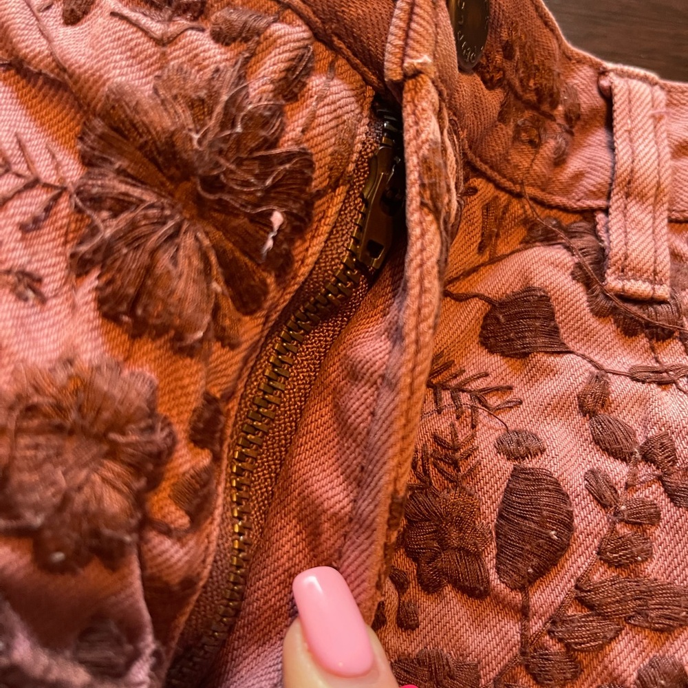 Free people shorts. Size 26. Embroidered floral flowers. mauve - Picture 4 of 8